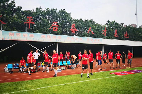 “市長杯”足球聯(lián)賽開幕，隆中健兒們加油！