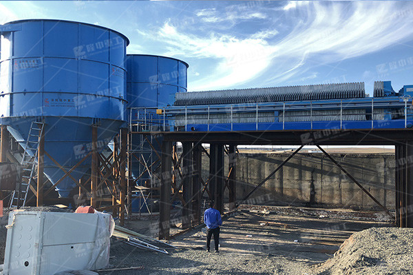 工業(yè)上的污泥應該怎么處理，污泥壓濾機怎么樣？